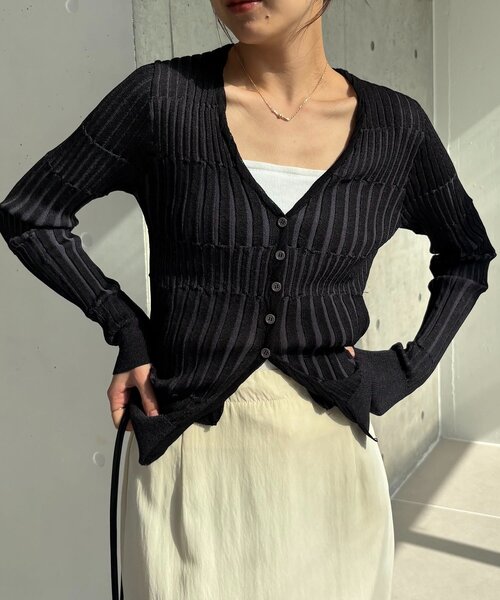 CAPRICIEUX LE'MAGE（カプリシューレマージュ）の「バイカラーリブカーディガン（カーディガン/ボレロ・レディース・ブラック/ベージュ/グレー・FREE）」の2枚目の写真