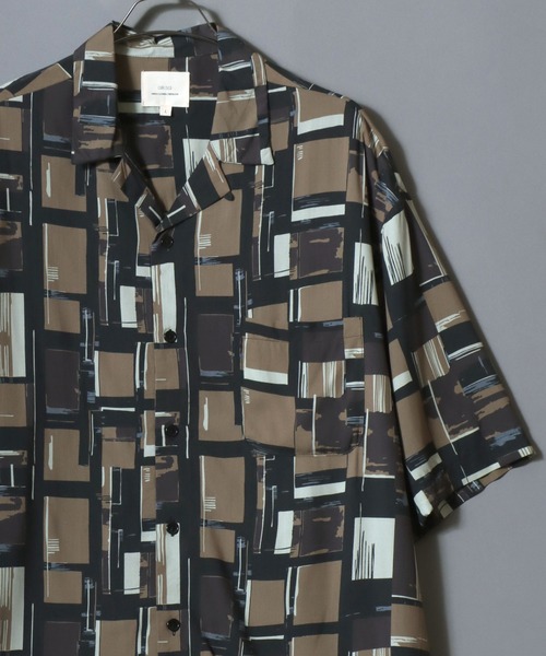 ANPAS(アンパス)の「Rayon Patterned Aloha Shirt / レーヨン総柄アロハシャツ 開襟シャツ メンズ トップス ハワイアンシャツ 半袖(シャツ/ブラウス・メンズ・ネイビー系1/ネイビー系3/ブラック系2/ネイビー系2/ブラック系5/ブラック系4/アイボリー系1/ブラック系3/ブラック系1・M/XL/L)」の4枚目の写真