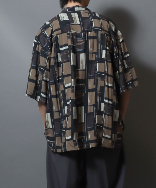 ANPAS(アンパス)の「Rayon Patterned Aloha Shirt / レーヨン総柄アロハシャツ 開襟シャツ メンズ トップス ハワイアンシャツ 半袖(シャツ/ブラウス・メンズ・ネイビー系1/ネイビー系3/ブラック系2/ネイビー系2/ブラック系5/ブラック系4/アイボリー系1/ブラック系3/ブラック系1・M/XL/L)」の18枚目の写真
