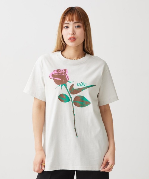 NIKE(ナイキ)の「ナイキ スポーツウェア ウィメンズ オーバーサイズド ショートスリーブ Tシャツ / Nike Sportswear Women's Oversized Short-Sleeved T-Shirt IR7827-072 Light Bone(Tシャツ/カットソー・レディース・オフホワイト・XS/S/L/M/XL)」の1枚目の写真
