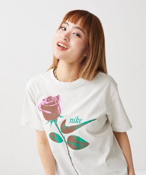 NIKE(ナイキ)の「ナイキ スポーツウェア ウィメンズ オーバーサイズド ショートスリーブ Tシャツ / Nike Sportswear Women's Oversized Short-Sleeved T-Shirt IR7827-072 Light Bone(Tシャツ/カットソー・レディース・オフホワイト・XS/S/L/M/XL)」の3枚目の写真