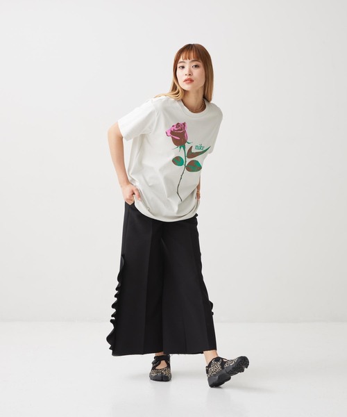 NIKE(ナイキ)の「ナイキ スポーツウェア ウィメンズ オーバーサイズド ショートスリーブ Tシャツ / Nike Sportswear Women's Oversized Short-Sleeved T-Shirt IR7827-072 Light Bone(Tシャツ/カットソー・レディース・オフホワイト・XS/S/L/M/XL)」の6枚目の写真