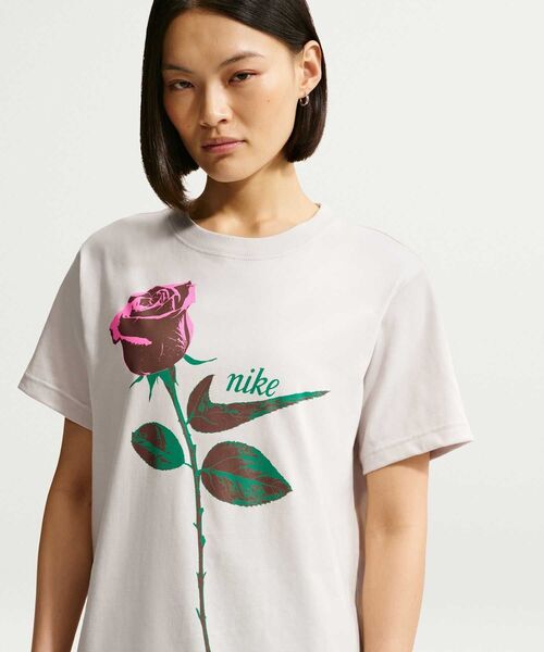 NIKE(ナイキ)の「ナイキ スポーツウェア ウィメンズ オーバーサイズド ショートスリーブ Tシャツ / Nike Sportswear Women's Oversized Short-Sleeved T-Shirt IR7827-072 Light Bone(Tシャツ/カットソー・レディース・オフホワイト・XS/S/L/M/XL)」の2枚目の写真
