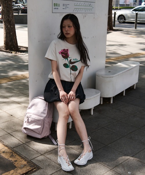 NIKE(ナイキ)の「ナイキ スポーツウェア ウィメンズ オーバーサイズド ショートスリーブ Tシャツ / Nike Sportswear Women's Oversized Short-Sleeved T-Shirt IR7827-072 Light Bone(Tシャツ/カットソー・レディース・オフホワイト・XS/S/L/M/XL)」の12枚目の写真