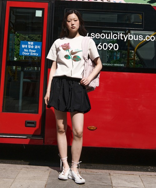NIKE(ナイキ)の「ナイキ スポーツウェア ウィメンズ オーバーサイズド ショートスリーブ Tシャツ / Nike Sportswear Women's Oversized Short-Sleeved T-Shirt IR7827-072 Light Bone(Tシャツ/カットソー・レディース・オフホワイト・XS/S/L/M/XL)」の10枚目の写真