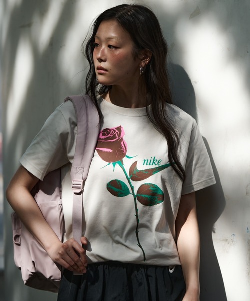 NIKE(ナイキ)の「ナイキ スポーツウェア ウィメンズ オーバーサイズド ショートスリーブ Tシャツ / Nike Sportswear Women's Oversized Short-Sleeved T-Shirt IR7827-072 Light Bone(Tシャツ/カットソー・レディース・オフホワイト・XS/S/L/M/XL)」の8枚目の写真
