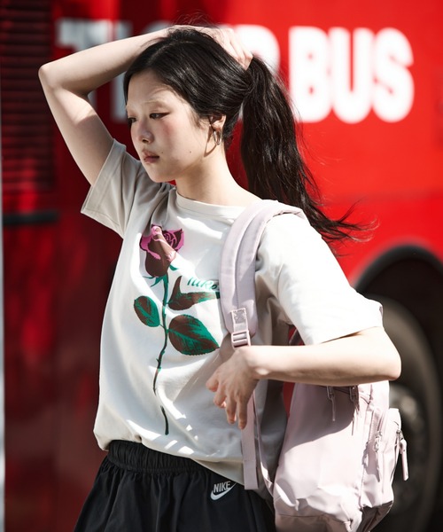 NIKE(ナイキ)の「ナイキ スポーツウェア ウィメンズ オーバーサイズド ショートスリーブ Tシャツ / Nike Sportswear Women's Oversized Short-Sleeved T-Shirt IR7827-072 Light Bone(Tシャツ/カットソー・レディース・オフホワイト・XS/S/L/M/XL)」の9枚目の写真