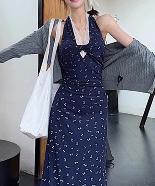 SallyLunn(サリーラン)の「ホルターネック花柄ロングワンピース(ワンピース・レディース・ネイビー・MEDIUM/LARGE)」の4枚目の写真