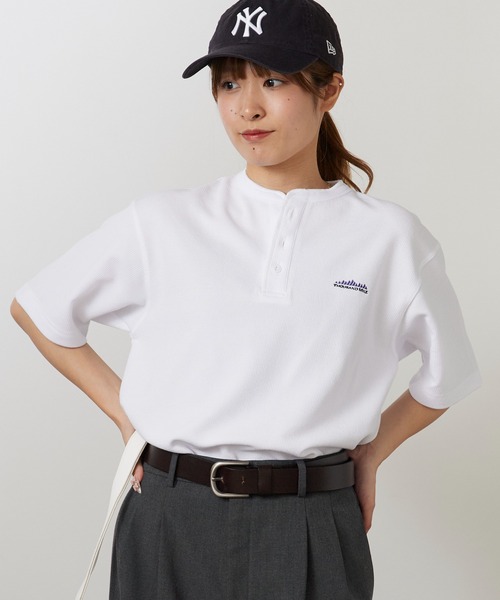 THOUSAND MILE(サウザンドマイル)の「THOUSAND MILE/サウザンドマイル ヘンリーネックワッフルTシャツ ロゴ刺繍 半袖Tシャツ 秋 秋服 2026年秋冬(Tシャツ/カットソー・レディース・ホワイト/ブラック・XS)」の1枚目の写真