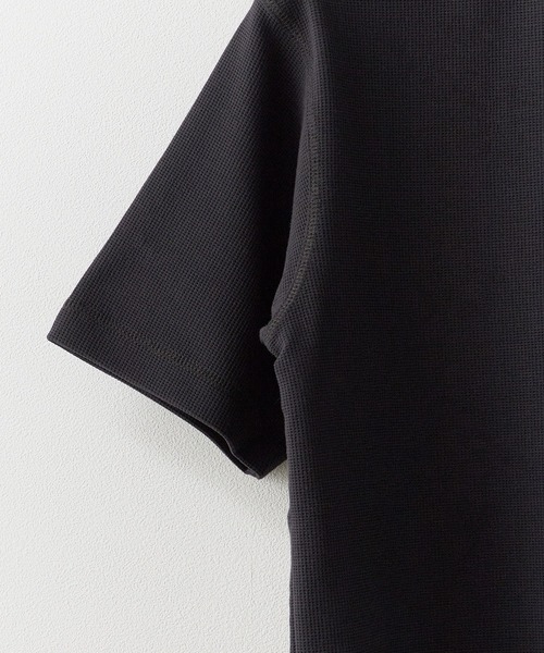 THOUSAND MILE(サウザンドマイル)の「THOUSAND MILE/サウザンドマイル ヘンリーネックワッフルTシャツ ロゴ刺繍 半袖Tシャツ 秋 秋服 2026年秋冬(Tシャツ/カットソー・レディース・ホワイト/ブラック・XS)」の6枚目の写真