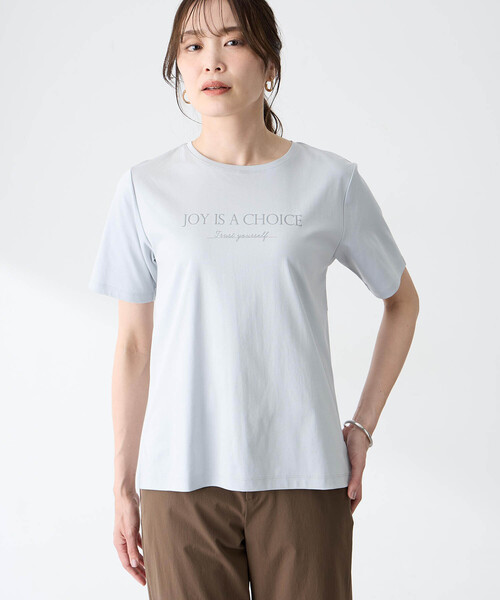 A/C DESIGN BY ALPHA CUBIC（エーシーデザインバイアルファキュービック）の「スムースロゴTシャツ【すごツヤ・UVカット・接触冷感】（Tシャツ/カットソー・レディース・サックスブルー/オフホワイト・L/M）」の3枚目の写真