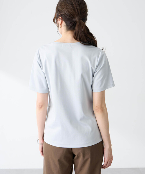 A/C DESIGN BY ALPHA CUBIC（エーシーデザインバイアルファキュービック）の「スムースロゴTシャツ【すごツヤ・UVカット・接触冷感】（Tシャツ/カットソー・レディース・サックスブルー/オフホワイト・L/M）」の5枚目の写真