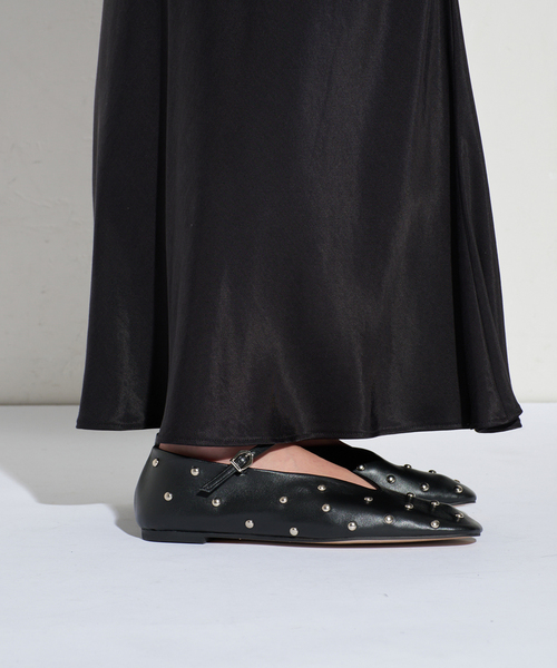 FLAT(フラット)の「《WEB+一部店舗限定》GRISEレザーEDGEスタッズメリージェーン(バレエシューズ・レディース・ベージュ/ブラック・24.5cm/25cm/22.5cm/23cm/23.5cm/24cm/22cm)」の7枚目の写真