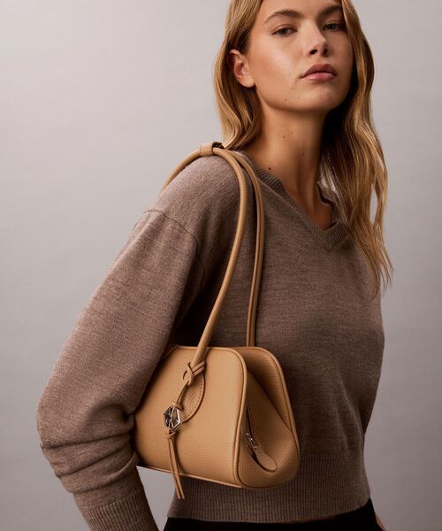 Calvin Klein(カルバン・クライン)の「バッグ - エンブレムショルダーバッグ(ボディバッグ/ウエストポーチ・レディース・ベージュ・FREE)」の2枚目の写真