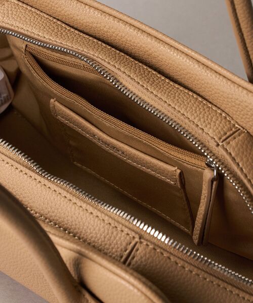 Calvin Klein(カルバン・クライン)の「バッグ - エンブレムショルダーバッグ(ボディバッグ/ウエストポーチ・レディース・ベージュ・FREE)」の4枚目の写真