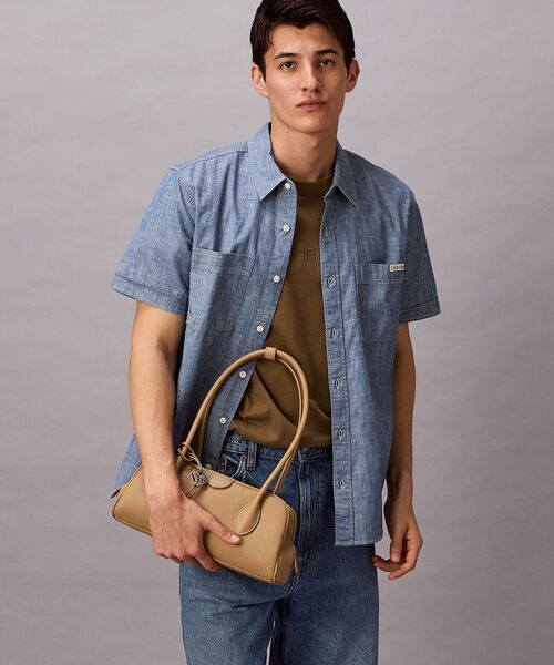 Calvin Klein(カルバン・クライン)の「バッグ - エンブレムショルダーバッグ(ボディバッグ/ウエストポーチ・レディース・ベージュ・FREE)」の5枚目の写真