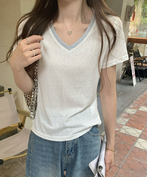 2ly2(トゥーリートゥー)の「配色Vネック 半袖Tシャツ(Tシャツ/カットソー・レディース・ホワイト/ブラック・FREE)」の1枚目の写真