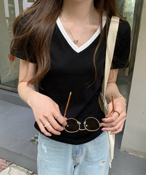 2ly2(トゥーリートゥー)の「配色Vネック 半袖Tシャツ(Tシャツ/カットソー・レディース・ホワイト/ブラック・FREE)」の9枚目の写真