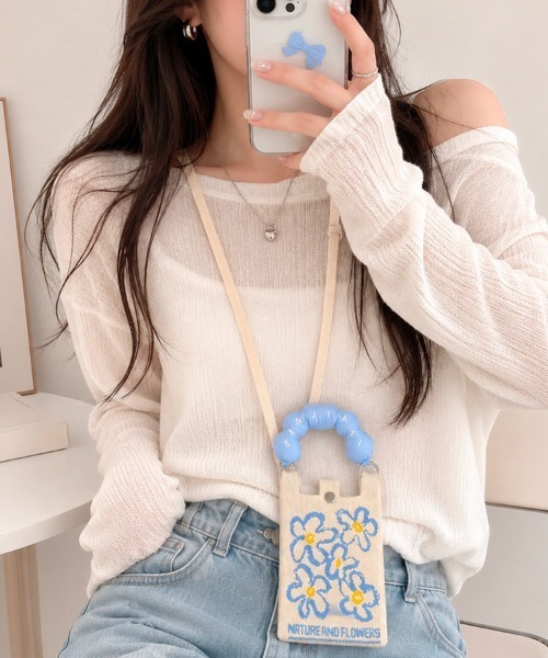 CLOTHY（クロシィ）の「【スマホサイズでアクセ感覚♪】ぽこぽこ立体ハンドル ミニ ショルダーバッグ（フラワー）（ショルダーバッグ・レディース・アイボリー/ブラック・FREE）」の2枚目の写真