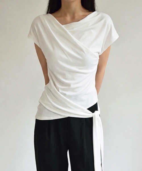kiehtova（キエトヴァ）の「【kiehtova】SIENA DRAPE TOPS/シエナ ドレープトップス KTWR72（Tシャツ/カットソー・レディース・ホワイト/ブラウン/ブラック・FREE）」の2枚目の写真