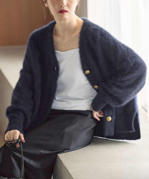 journal standard L'essage(ジャーナルスタンダードレサージュ)の「《一部WEB限定カラー/追加》FOX CASHMERE Vネックカーディガン(カーディガン/ボレロ・レディース・レッド/ベージュ/オリーブ/ネイビー/ピンク系その他・FREE)」の3枚目の写真