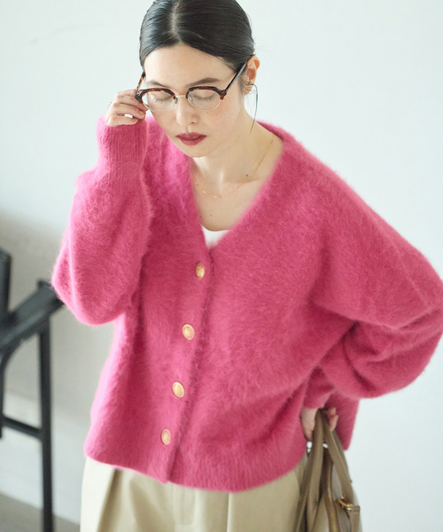 journal standard L'essage(ジャーナルスタンダードレサージュ)の「《一部WEB限定カラー/追加》FOX CASHMERE Vネックカーディガン(カーディガン/ボレロ・レディース・レッド/ベージュ/オリーブ/ネイビー/ピンク系その他・FREE)」の4枚目の写真