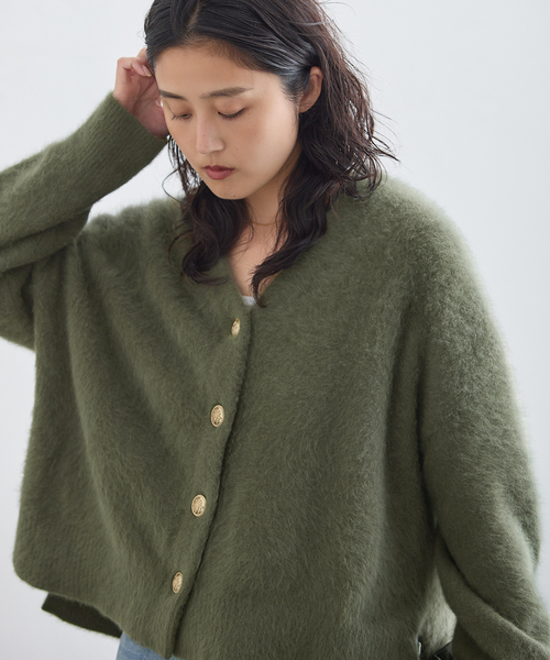 journal standard L'essage(ジャーナルスタンダードレサージュ)の「《一部WEB限定カラー/追加》FOX CASHMERE Vネックカーディガン(カーディガン/ボレロ・レディース・レッド/ベージュ/オリーブ/ネイビー/ピンク系その他・FREE)」の2枚目の写真