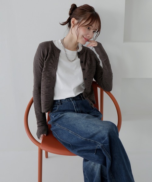 AMUU. PRECIEUSE(アムープレシューズ)の「メローシャーリングニットカーディガン(ニット/セーター・レディース・チャコールグレー/アイボリー・FREE)」の3枚目の写真