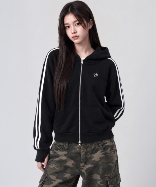 UNDEROFF（アンダーオフ）の「フィンガーホール クロップド トラックフード ジップアップ（パーカー・メンズ・ブラック・X-LARGE/LARGE/MEDIUM）」の4枚目の写真
