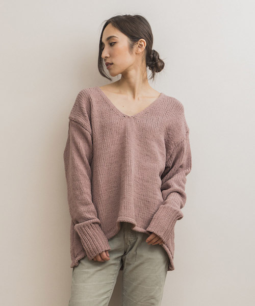 STYLEDOOR（スタイルドア）の「モールファーVネックニットトップス（ニット/セーター・レディース・ライトグレー/ベビーピンク/ブルー/ネイビー・FREE）」の4枚目の写真