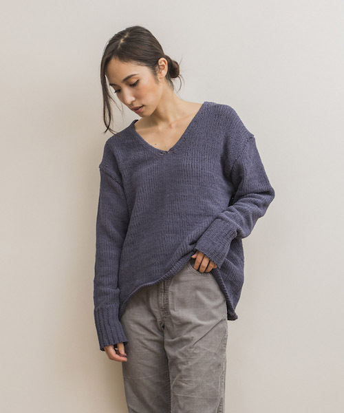 STYLEDOOR（スタイルドア）の「モールファーVネックニットトップス（ニット/セーター・レディース・ライトグレー/ベビーピンク/ブルー/ネイビー・FREE）」の3枚目の写真