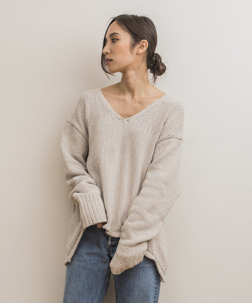 STYLEDOOR（スタイルドア）の「モールファーVネックニットトップス（ニット/セーター・レディース・ライトグレー/ベビーピンク/ブルー/ネイビー・FREE）」の17枚目の写真