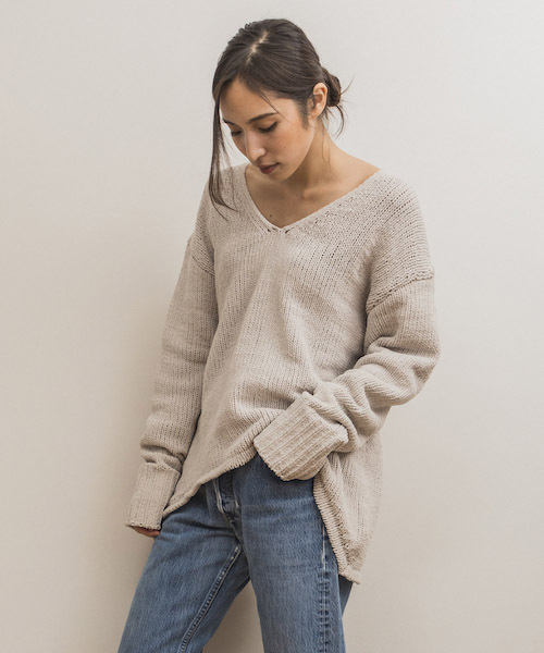 STYLEDOOR（スタイルドア）の「モールファーVネックニットトップス（ニット/セーター・レディース・ライトグレー/ベビーピンク/ブルー/ネイビー・FREE）」の14枚目の写真