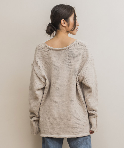 STYLEDOOR（スタイルドア）の「モールファーVネックニットトップス（ニット/セーター・レディース・ライトグレー/ベビーピンク/ブルー/ネイビー・FREE）」の7枚目の写真