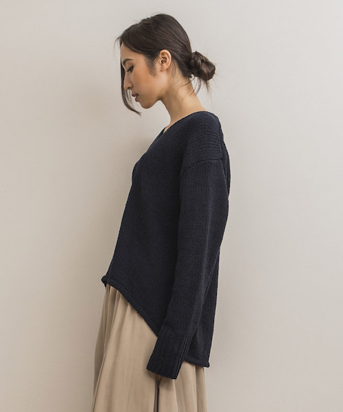 STYLEDOOR（スタイルドア）の「モールファーVネックニットトップス（ニット/セーター・レディース・ライトグレー/ベビーピンク/ブルー/ネイビー・FREE）」の5枚目の写真