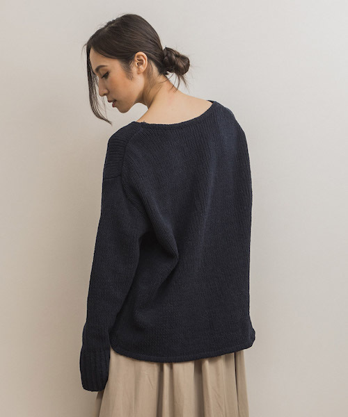 STYLEDOOR（スタイルドア）の「モールファーVネックニットトップス（ニット/セーター・レディース・ライトグレー/ベビーピンク/ブルー/ネイビー・FREE）」の9枚目の写真