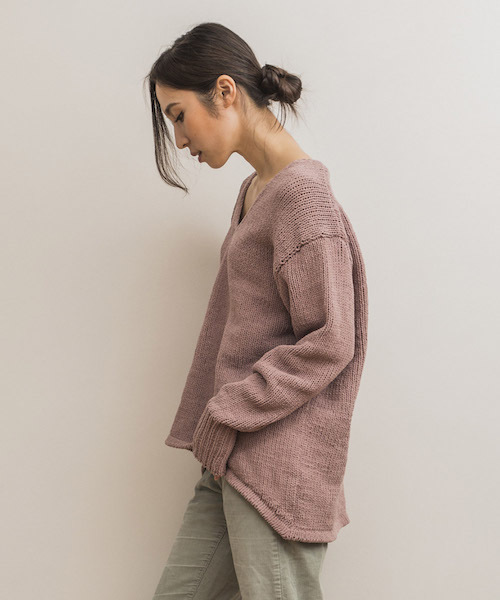 STYLEDOOR（スタイルドア）の「モールファーVネックニットトップス（ニット/セーター・レディース・ライトグレー/ベビーピンク/ブルー/ネイビー・FREE）」の13枚目の写真