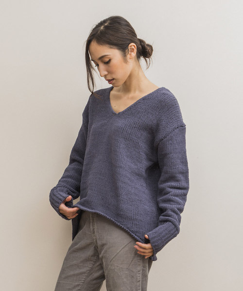 STYLEDOOR（スタイルドア）の「モールファーVネックニットトップス（ニット/セーター・レディース・ライトグレー/ベビーピンク/ブルー/ネイビー・FREE）」の12枚目の写真