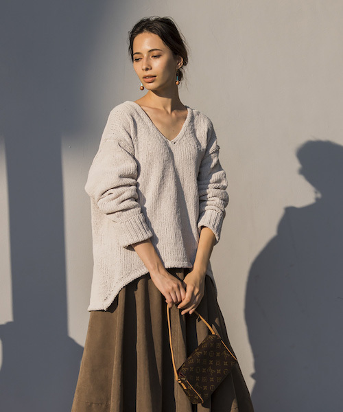 STYLEDOOR（スタイルドア）の「モールファーVネックニットトップス（ニット/セーター・レディース・ライトグレー/ベビーピンク/ブルー/ネイビー・FREE）」の15枚目の写真