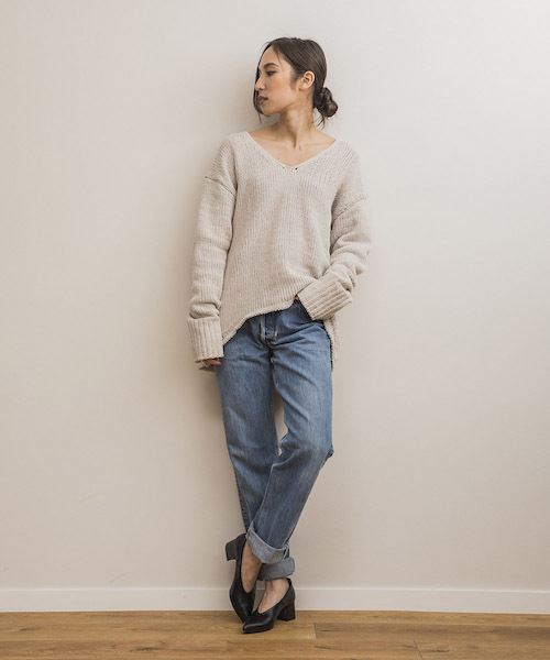 STYLEDOOR（スタイルドア）の「モールファーVネックニットトップス（ニット/セーター・レディース・ライトグレー/ベビーピンク/ブルー/ネイビー・FREE）」の8枚目の写真