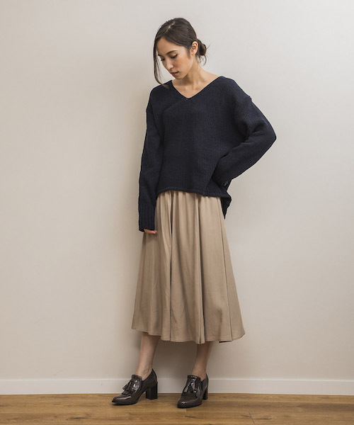 STYLEDOOR（スタイルドア）の「モールファーVネックニットトップス（ニット/セーター・レディース・ライトグレー/ベビーピンク/ブルー/ネイビー・FREE）」の6枚目の写真
