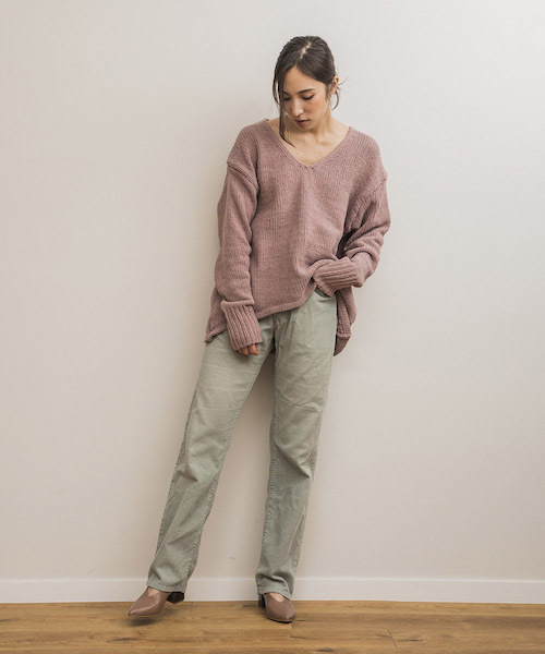 STYLEDOOR（スタイルドア）の「モールファーVネックニットトップス（ニット/セーター・レディース・ライトグレー/ベビーピンク/ブルー/ネイビー・FREE）」の10枚目の写真