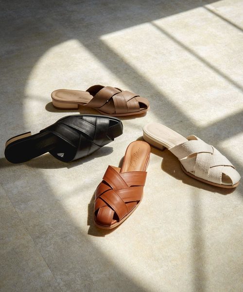 KOBE LETTUCE(コウベレタス)の「スクエアトゥクロスベルト甲深フラットバブーシュサンダル(サンダル・レディース・ブラック/ホワイト系その他/ブラウン系その他/グレイッシュベージュ・LL/S/M/L)」の2枚目の写真