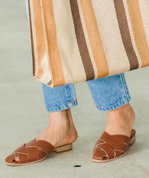 KOBE LETTUCE(コウベレタス)の「スクエアトゥクロスベルト甲深フラットバブーシュサンダル(サンダル・レディース・ブラック/ホワイト系その他/ブラウン系その他/グレイッシュベージュ・LL/S/M/L)」の3枚目の写真