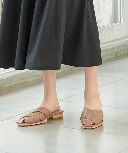 KOBE LETTUCE(コウベレタス)の「スクエアトゥクロスベルト甲深フラットバブーシュサンダル(サンダル・レディース・ブラック/ホワイト系その他/ブラウン系その他/グレイッシュベージュ・LL/S/M/L)」の4枚目の写真