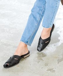 KOBE LETTUCE | スクエアトゥクロスベルト甲深フラットバブーシュサンダル(サンダル)