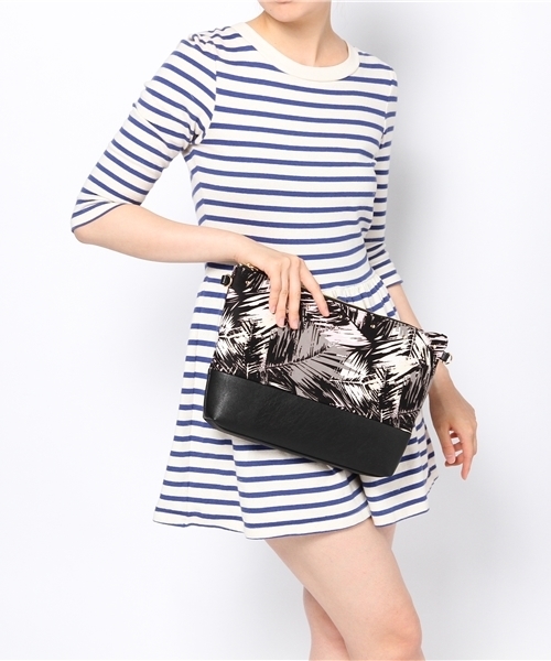 BEAUTY&YOUTH UNITED ARROWS（ビューティーアンドユースユナイテッドアローズ）の「BYSF ボタニカルプリント 2WAYクラッチバッグ（クラッチバッグ・レディース・ブラック・フリー）」の9枚目の写真