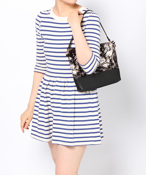 BEAUTY&YOUTH UNITED ARROWS（ビューティーアンドユースユナイテッドアローズ）の「BYSF ボタニカルプリント 2WAYクラッチバッグ（クラッチバッグ・レディース・ブラック・フリー）」の3枚目の写真