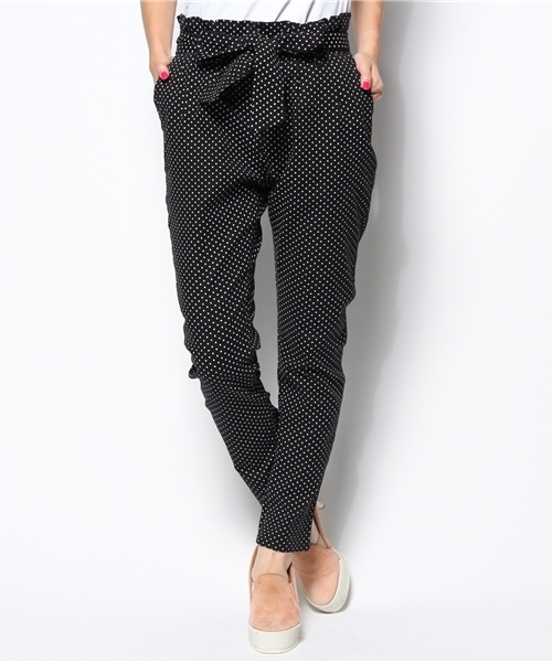 one after another NICE CLAUP（ワンアフターアナザーナイスクラップ）の「【ナイスクラップ】りぼんつきテーパード（スラックス・レディース・オフホワイト/ワンウォッシュ/ドット・FREE）」の3枚目の写真