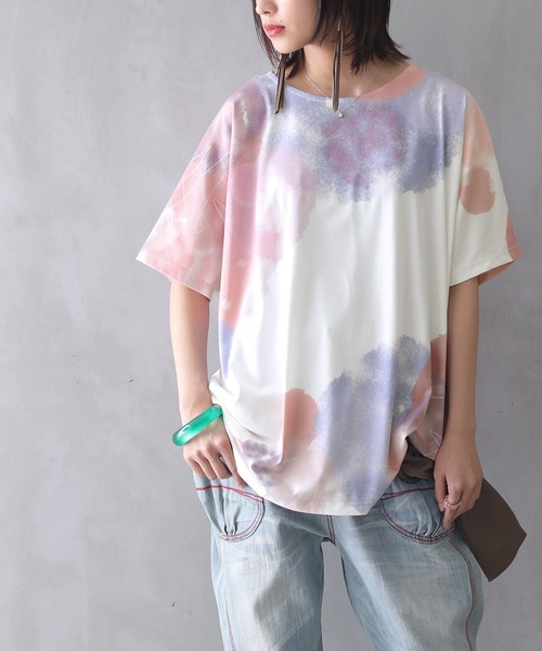 osharewalker（オシャレウォーカー）の「『水彩プリントドルマンTシャツ』（Tシャツ/カットソー・レディース・イエロー/ラベンダー・FREE）」の2枚目の写真